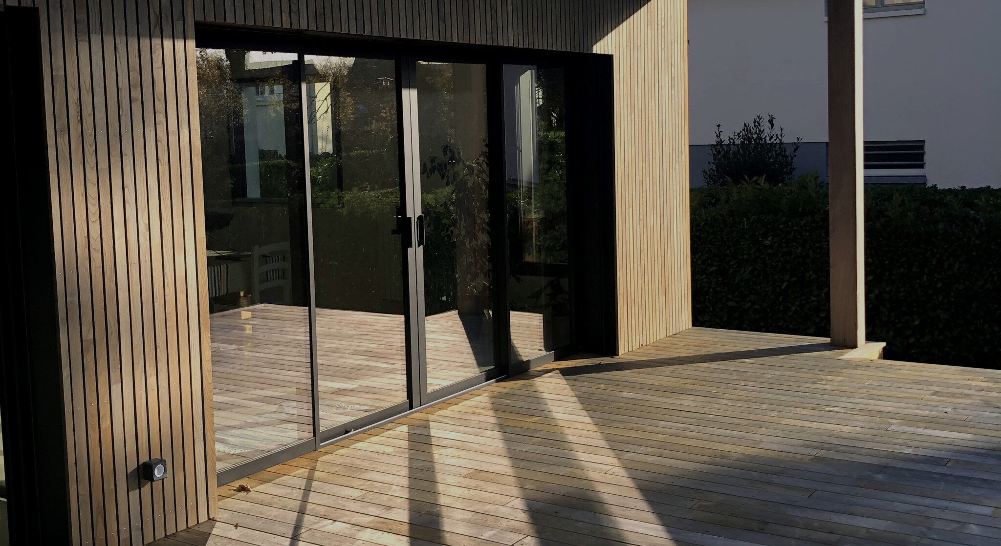 Baies vitrées et terrasse bois