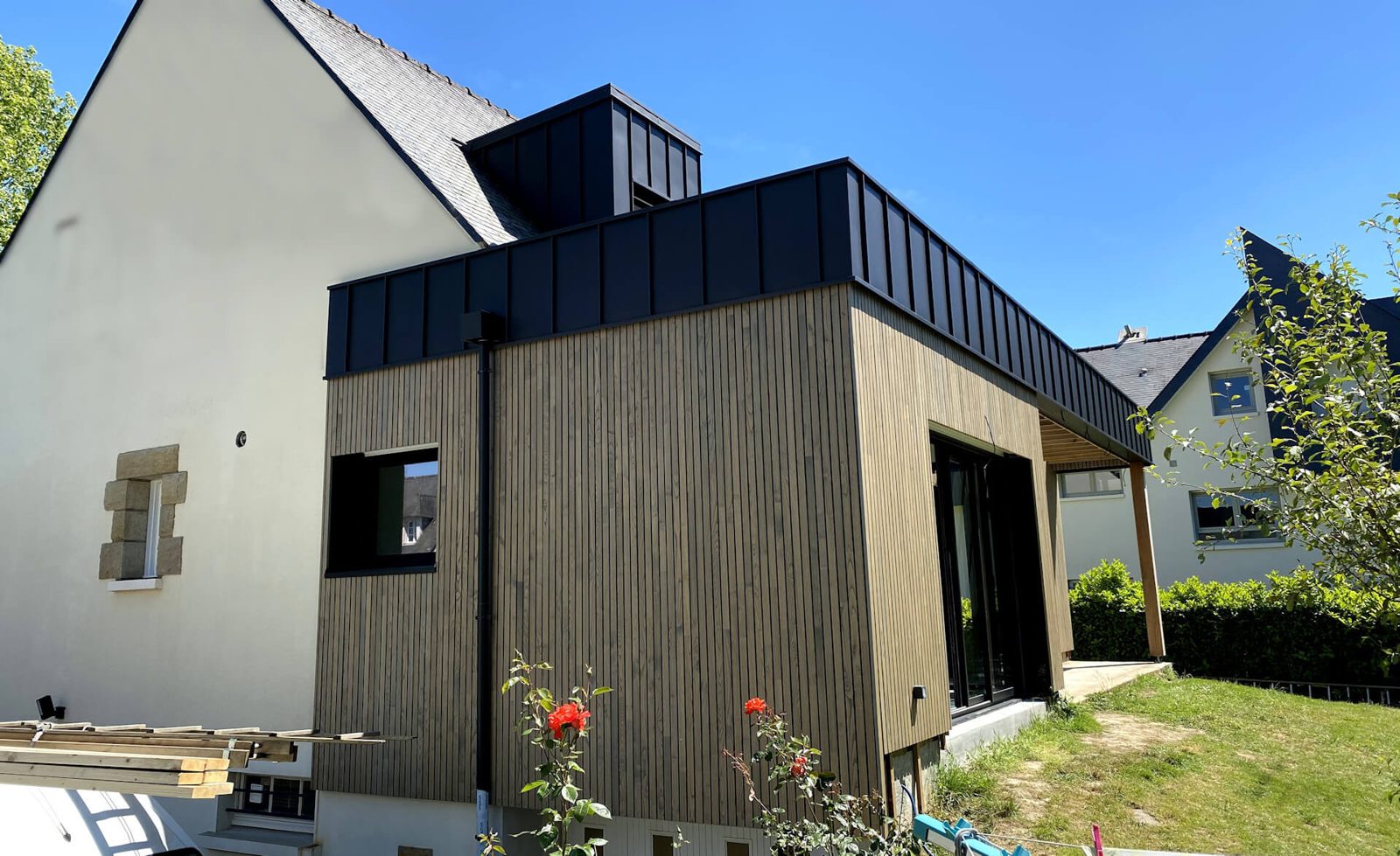 Extension contemporaine en bois